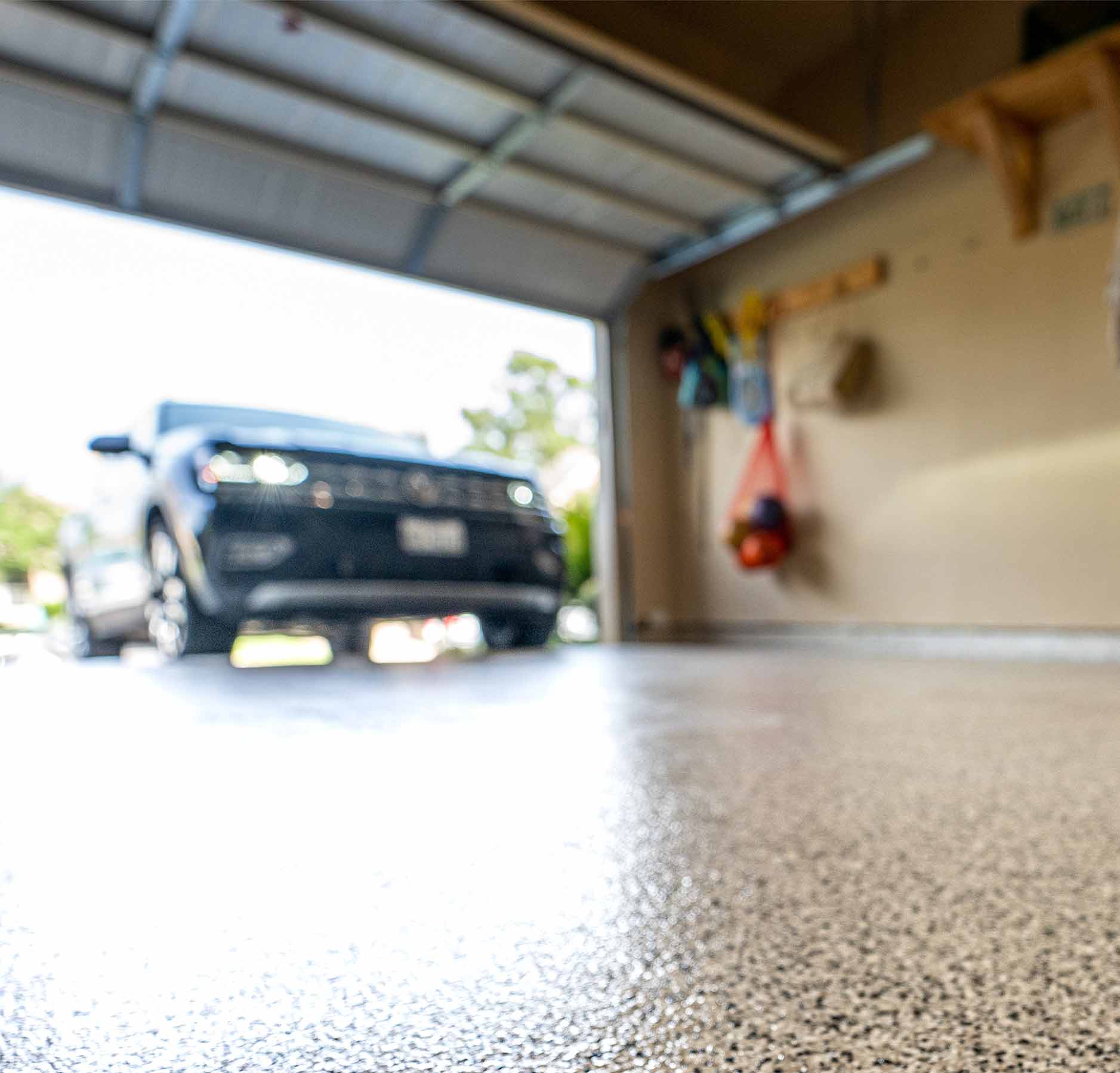 Auto auf Kunstharzboden in Garage